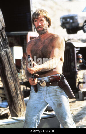 Datum der Freigabe: 15. April 1983 Film Titel: Lone Wolf McQuade, der Regisseur: Steve Carver STUDIO: Topkick Produktionen PLOT: die archetypische Renegade Texas Ranger führt Krieg gegen eine Droge Königszapfen mit automatischen Waffen, seinen Verstand und Martial-Arts nach einem Feuergefecht sein Partner Tote Blätter. All dies mündet unweigerlich einen Martial-Arts-Showdown zwischen den Drogenbaron und der Ranger, und mit der Frau beide lieben Bild: CHUCK NORRIS als j.j. McQuade (Credit Bild: C Topkick Produktionen/Unterhaltung Bilder) Stockfoto