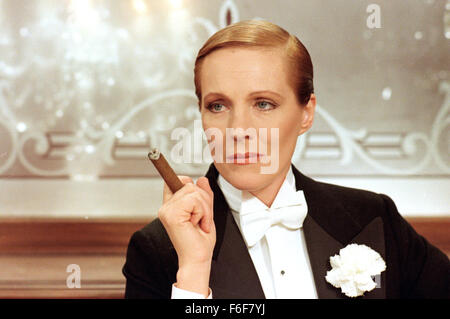 Datum der Freigabe: 16. März 1982 Film Titel: Victor Victoria Regie: Blake Edwards STUDIO: MGM PLOT: In 1934 Paris ausgebildete Koloratursopranistin Victoria Grant, eine gebürtige Brite, schaffe es keinen Job als Sängerin und hat Schwierigkeiten, die die Runden zu kommen. Sie nicht selbst genug Geld für die Grundlagen der Nahrung und Obdach Bild: JULIE ANDREWS als Victoria Grant (Credit Bild: C MGM/Entertainment Bilder) Stockfoto