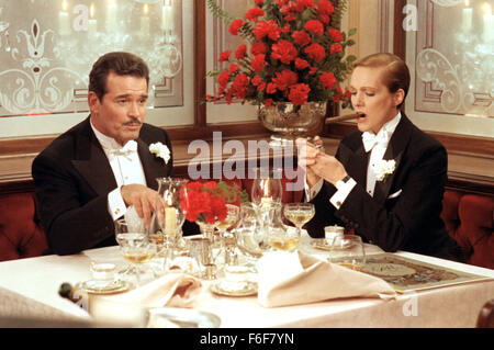 Datum der Freigabe: 16. März 1982 Film Titel: Victor Victoria Regie: Blake Edwards STUDIO: MGM PLOT: In 1934 Paris ausgebildete Koloratursopranistin Victoria Grant, eine gebürtige Brite, schaffe es keinen Job als Sängerin und hat Schwierigkeiten, die die Runden zu kommen. Sie nicht selbst genug Geld für die Grundlagen der Nahrung und Obdach Bild: JAMES GARNER als King Marchand und JULIE ANDREWS als Victoria Grant (Credit Bild: C MGM/Entertainment Bilder) Stockfoto