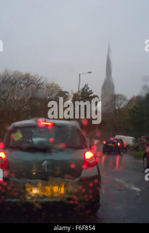 Ein sehr nasser Tag in Salisbury Wiltshire UK das Wetter gesehen durch Auto Windschutzscheibe Stockfoto