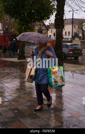 Ein Tourist der Einkauf am Markt auf einem sehr nassen Tag Shopping in Salisbury, Wiltshire GROSSBRITANNIEN Stockfoto