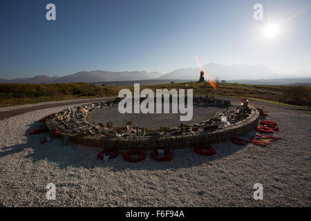 Spean Bridge, Schottland. Der Garten der Erinnerung, mit dem Kommando-Denkmal am Spean Bridge im Hintergrund. Stockfoto