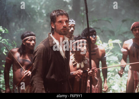 Datum der Freigabe: 16. Mai 1986. FILMTITEL: Die Mission. STUDIO: Enigma-Produktionen. PLOT: Jeremy Irons spielt eine spanische Jesuit, geht in der südamerikanischen Wildnis, eine Mission in der Hoffnung, der Umwandlung von der Indians der Region zu bauen. Robert DeNiro spielt ein Sklavenjäger, die umgewandelt wird und schließt sich Eisen in seiner Mission. Wenn Spanien die Kolonie nach Portugal verkauft, sind sie gezwungen, alle zu verteidigen, die sie gegen die portugiesische Aggressoren aufgebaut haben. Im Bild: JEREMY IRONS als Vater Gabriel. Stockfoto