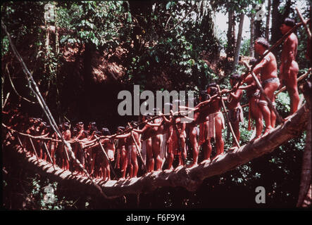 Datum der Freigabe: 16. Mai 1986. FILMTITEL: Die Mission. STUDIO: Enigma-Produktionen. PLOT: Jeremy Irons spielt eine spanische Jesuit, geht in der südamerikanischen Wildnis, eine Mission in der Hoffnung, der Umwandlung von der Indians der Region zu bauen. Robert DeNiro spielt ein Sklavenjäger, die umgewandelt wird und schließt sich Eisen in seiner Mission. Wenn Spanien die Kolonie nach Portugal verkauft, sind sie gezwungen, alle zu verteidigen, die sie gegen die portugiesische Aggressoren aufgebaut haben. Bild: Szene aus dem Film. Stockfoto