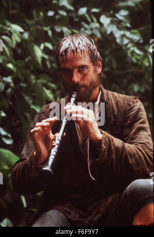 Datum der Freigabe: 16. Mai 1986. FILMTITEL: Die Mission. STUDIO: Enigma-Produktionen. PLOT: Jeremy Irons spielt eine spanische Jesuit, geht in der südamerikanischen Wildnis, eine Mission in der Hoffnung, der Umwandlung von der Indians der Region zu bauen. Robert DeNiro spielt ein Sklavenjäger, die umgewandelt wird und schließt sich Eisen in seiner Mission. Wenn Spanien die Kolonie nach Portugal verkauft, sind sie gezwungen, alle zu verteidigen, die sie gegen die portugiesische Aggressoren aufgebaut haben. Im Bild: JEREMY IRONS als Vater Gabriel. Stockfoto