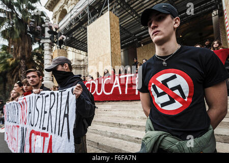 Rom, Italien. 17. November 2015. Ein Student trägt eine antifaschistische T-shirt während einer nationalen Demonstration zum protest gegen Italiens Premier Matteo Renzi ist "gute Schule" Bildungsreform in Rom. Hunderte von Studenten gehen auf die Straße in Rom anlässlich des internationalen Tages für das Recht auf Bildung, zum protest gegen die Bildungsreform, genannt "Die gute Schule", made by Italiens Premier Matteo Renzi. Die Reform wird vor allem durch die enorme Kraft zugeschrieben, Manager von Institutionen, hohe Kosten und Privatisierung in Frage gestellt. Bildnachweis: Pazifische Presse/Alamy Live-Nachrichten Stockfoto