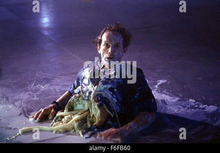 1. Februar 1986; Hollywood, Kalifornien, USA; Bild von James Camerons Sci-Fi-Horror 'Alien' Darsteller LANCE HENRIKSEN als Bischof. Stockfoto