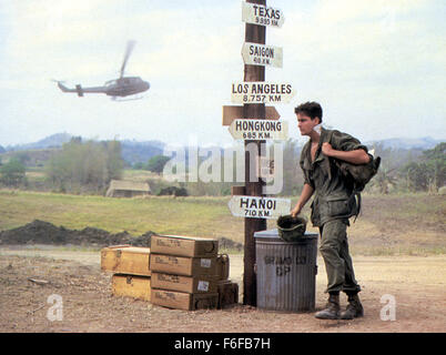 Datum der Freigabe: 24. Dezember 1986 Film Titel: Platoon STUDIO: Orion Bilder PLOT: ein düsterer und emotionaler Blick auf das Leben eines Zuges von amerikanischen Soldaten wie sie patrouillieren, kämpfen und sterben in den Dschungel von Vietnam aus der Perspektive eines jungen Rekruten (Charlie Sheen). Zwei erfahrene Unteroffiziere (Tom Berenger, Willem Dafoe) Zusammenstoß wenn einer von ihnen ein Massaker an Dorfbewohner ausfällt. Gewinner des 4 Oscars, darunter Bester Film und beste Regie im Bild: CHARLIE SHEEN als Pvt. Chris Taylor (Credit Bild: C Orion Pictures/Entertainment Pictures) Stockfoto