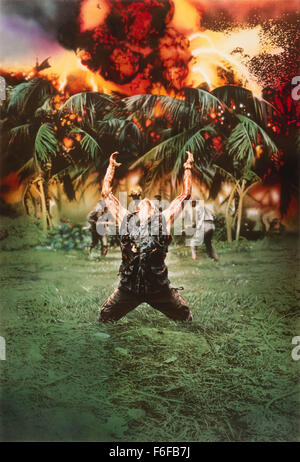 Datum der Freigabe: 24. Dezember 1986 Film Titel: Platoon STUDIO: Orion Bilder PLOT: ein düsterer und emotionaler Blick auf das Leben eines Zuges von amerikanischen Soldaten wie sie patrouillieren, kämpfen und sterben in den Dschungel von Vietnam aus der Perspektive eines jungen Rekruten (Charlie Sheen). Zwei erfahrene Unteroffiziere (Tom Berenger, Willem Dafoe) Zusammenstoß wenn einer von ihnen ein Massaker an Dorfbewohner ausfällt. Gewinner des 4 Oscars, darunter Bester Film und beste Regie im Bild: Film Abbildung (Image Credit: C Orion Pictures/Entertainment Pictures) Stockfoto