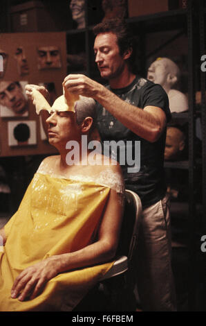 7. Februar 1986; New York, NY, USA; Schauspieler BRYAN BROWN (stehend) Sternen als Rollie Tyler und JERRY ORBACH als Nicholas DeFranco in Robert Mandel Thriller, Regie "F / X." Stockfoto