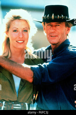 19. Mai 1988; Hollywood, Kalifornien, USA; LINDA KOZLOWSKI als Sue Charlton und PAUL HOGAN als Michael "Crocodile" Dundee in Action, Abenteuer, Komödie '' Crocodile Dundee II'' von John Cornell gerichtet. Stockfoto