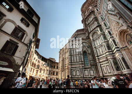 Straße und Cattedral di Santa Maria del Fiore, die Hauptkirche von Florenz, Italien. Il Duomo di Firenze Stockfoto