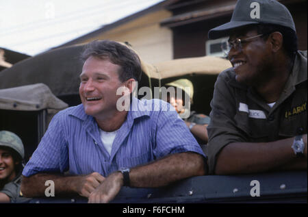 23. Dezember 1987; BANGKOK, Thailand; Schauspieler ROBIN WILLIAMS stars wie A2C Adrian Cronauer mit Forest Whitaker als Pfc. Montesque Garlick in "Good Morning Vietnam." Stockfoto