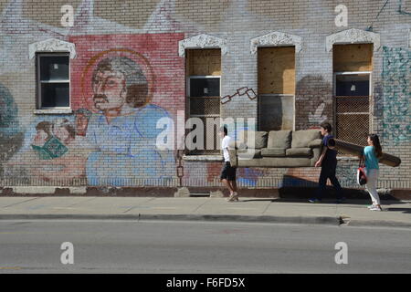 Umzugstag auf 18th Street im Stadtteil Pilsen von Chicago Stockfoto