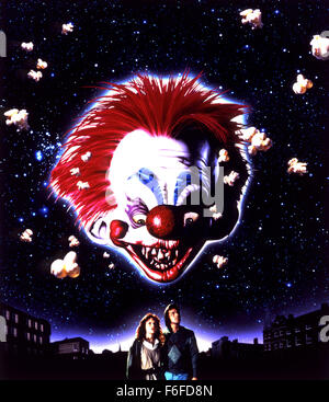 Erscheinungsdatum: 27. Mai 1988. FILMTITEL: Killer Klowns from Outer Space. STUDIO: MGM. PLOT: Wenn eine Kleinstadt von Aliens aus dem Weltall, die Erfassung und die Stadtbewohner zu töten Invasion, niemand sie ernst nimmt. Warum? Die Aliens alle sehen aus wie Zirkus Clowns, Verwendung Waffen diesen Clown aussehen wie, und alle haben Lächeln aufgemalt. Nur ein paar der jungen Menschen in der Stadt erkennen die Gefahr und natürlich niemand glaubt ihnen. Bewaffnet mit einem Eiswagen versuchen sie und ihre Freunde zu retten. Im Bild: Film-Kunst. Stockfoto