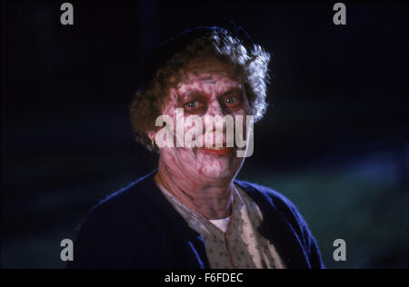 Erscheinungsdatum: Mai 1987. FILMTITEL: Eine Rückkehr zu Salems Lot. STUDIO: Larco-Produktionen. Grundstück: Joe Weber ist ein Anthropologe, sein Sohn nimmt auf eine Reise zu Neu-England Stadt von Salem es Lot nicht bewusst, dass es von Vampiren bevölkert ist. Wenn die Bewohner ihr Geheimnis offenbaren, bitten sie Joe, eine Bibel für sie zu schreiben. Bild: Szene aus dem Film. Stockfoto