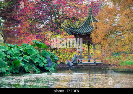 Chinesische Pagode in der RHS Wisley Gardens im Herbst. Surrey, England Stockfoto