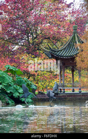 Chinesische Pagode in der RHS Wisley Gardens im Herbst. Surrey, England Stockfoto