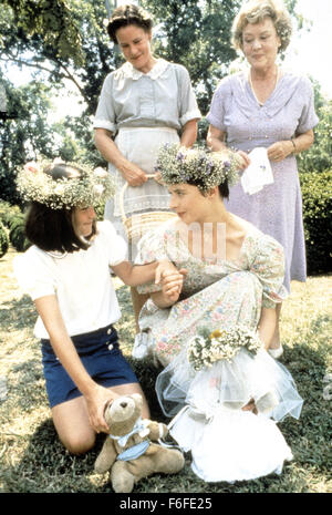 5. August 1988; Hollywood, Kalifornien, USA; Schauspielerinnen ALEXANDRA JOHNES als Phoebe und ISABELLA ROSSELLINI als Mademoiselle Zelly und GLYNIS JOHNS als Co-Co (R) Stern in dem Drama "Zelly und mich" unter der Regie von Tina Rathborne. Eine junge Waise, die Llives mit ihrer Großmutter in einem großen Virginian Haus infatuates sich Wiith die Stimmen der Jeanne d ' Arc. Ihrem Kindermädchen sucht Hilfe von einen reichen Verehrer zu ihr und Waisen mitnehmen, wenn sie merkt, dass die oft grausame Großmutter der Waise die Liebe nicht bieten können, die sie braucht. Stockfoto