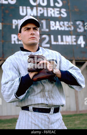 Sep 02, 1988; Chicago, IL, USA; CHARLIE SHEEN als Oscar "Hap" Felsch im Sport, Drama, Geschichte Film "Acht Männer Out" unter der Regie von John Sayles. Stockfoto