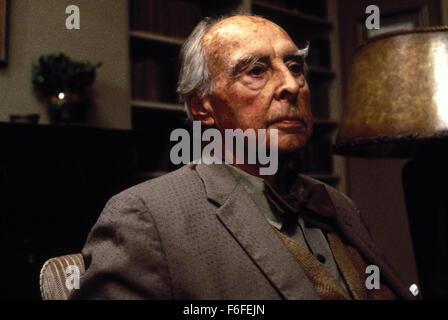 14. Oktober 1988; Alpine, New Jersey, USA; JOHN HOUSEMAN als Marions Vater in dem Film "Eine andere Frau" unter der Regie von Woody Allen. Stockfoto