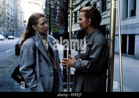 14. Oktober 1988; Alpine, New Jersey, USA; MIA FARROW (links) als Hoffnung und GENA ROWLANDS als Marion Post in dem Film "Eine andere Frau" unter der Regie von Woody Allen. Stockfoto