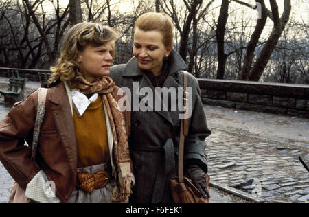 14. Oktober 1988; Alpine, New Jersey, USA; GENA ROWLANDS (rechts) als Marion Post in dem Film "Eine andere Frau" unter der Regie von Woody Allen. Stockfoto