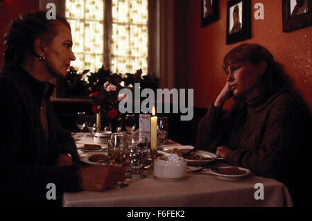 14. Oktober 1988; Alpine, New Jersey, USA; GENA ROWLANDS (links) als Marion Post und MIA FARROW als Hoffnung in dem Film "Eine andere Frau" unter der Regie von Woody Allen. Stockfoto