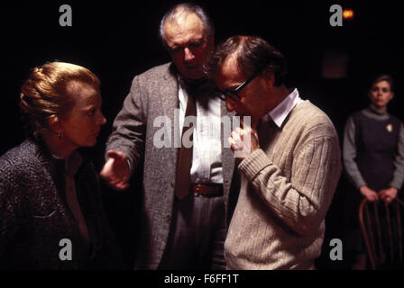 14. Oktober 1988; Alpine, New Jersey, USA; (links nach rechts) GENA ROWLANDS als Marion Post, GENE HACKMAN als Larry Lewis und Regisseur WOODY ALLEN am Set des Films "Eine andere Frau." Stockfoto