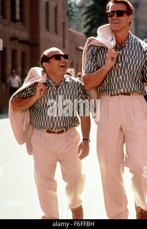 8. Dezember 1988; Hollywood, Kalifornien, USA; ARNOLD SCHWARZENEGGER (links) als Julius Benedict und DANNY DEVITO als Vincent Benedict in der Komödie "Zwillinge" unter der Regie von Ivan Reitman. Stockfoto