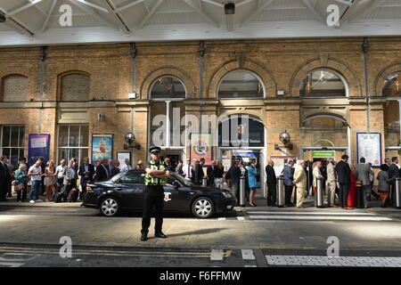 Massen warten Taxis vor dem Bahnhof York Stockfoto