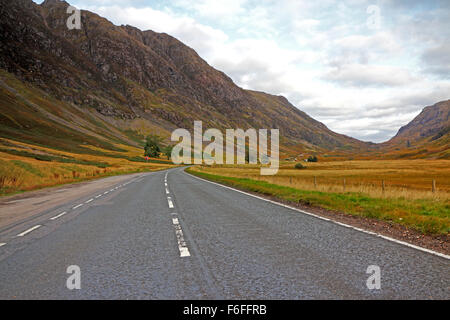 Ein Blick auf der A82 Straße in Glen Coe, Argyll, Schottland, Vereinigtes Königreich. Stockfoto