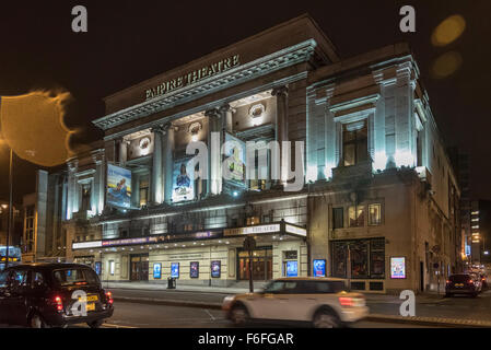 Das Empire Theatre in Liverpool Lime Street in der Nacht. Stockfoto