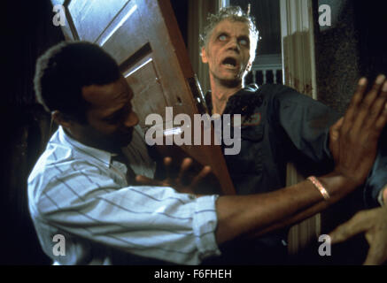 Datum der Freigabe: 19. Oktober 1990 Titel: Nacht der lebenden Toten STUDIO: Columbia Bilder Regie: Tom Savini PLOT: ein Remake des George Romeros 1968 schwarz-weiß-Klassiker, der auf einem Friedhof beginnt, wie die vor kurzem Toten wieder zum Leben - aus einer unbekannten Ursache - und das Leben als ihre Beute angreifen. Eine Frau flieht die erschreckenden Zombies Zuflucht mit anderen in einem Bauernhaus, jeden Kadaver kilometerweit hungert für ihr Fleisch zu nehmen. Werden sie es durch die Nacht... machen, die die Toten wieder zum Leben erweckt wurde?  Im Bild: Zombie (Bild Kredit: C Columbia Pictures/Entertainment Bilder/P Stockfoto