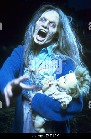 Datum der Freigabe: 19. Oktober 1990 Titel: Nacht der lebenden Toten STUDIO: Columbia Bilder Regie: Tom Savini PLOT: ein Remake des George Romeros 1968 schwarz-weiß-Klassiker, der auf einem Friedhof beginnt, wie die vor kurzem Toten wieder zum Leben - aus einer unbekannten Ursache - und das Leben als ihre Beute angreifen. Eine Frau flieht die erschreckenden Zombies Zuflucht mit anderen in einem Bauernhaus, jeden Kadaver kilometerweit hungert für ihr Fleisch zu nehmen. Werden sie es durch die Nacht... machen, die die Toten wieder zum Leben erweckt wurde?  Im Bild: Zombie.  (Bild Kredit: C Columbia Pictures/Entertainment Pictures / Stockfoto