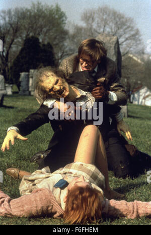 Datum der Freigabe: 19. Oktober 1990 Titel: Nacht der lebenden Toten STUDIO: Columbia Bilder Regie: Tom Savini PLOT: ein Remake des George Romeros 1968 schwarz-weiß-Klassiker, der auf einem Friedhof beginnt, wie die vor kurzem Toten wieder zum Leben - aus einer unbekannten Ursache - und das Leben als ihre Beute angreifen. Eine Frau flieht die erschreckenden Zombies Zuflucht mit anderen in einem Bauernhaus, jeden Kadaver kilometerweit hungert für ihr Fleisch zu nehmen. Werden sie es durch die Nacht... machen, die die Toten wieder zum Leben erweckt wurde?  Im Bild: Zombies.  (Bild Kredit: C Columbia Pictures/Entertainment Bilder/ZUM Stockfoto