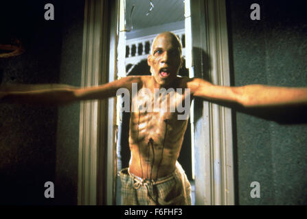 Datum der Freigabe: 19. Oktober 1990 Titel: Nacht der lebenden Toten STUDIO: Columbia Bilder Regie: Tom Savini PLOT: ein Remake des George Romeros 1968 schwarz-weiß-Klassiker, der auf einem Friedhof beginnt, wie die vor kurzem Toten wieder zum Leben - aus einer unbekannten Ursache - und das Leben als ihre Beute angreifen. Eine Frau flieht die erschreckenden Zombies Zuflucht mit anderen in einem Bauernhaus, jeden Kadaver kilometerweit hungert für ihr Fleisch zu nehmen. Werden sie es durch die Nacht... machen, die die Toten wieder zum Leben erweckt wurde?  Im Bild: Zombie.  (Bild Kredit: C Columbia Pictures/Entertainment Pictures / Stockfoto