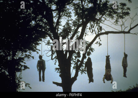 Datum der Freigabe: 19. Oktober 1990 Titel: Nacht der lebenden Toten STUDIO: Columbia Bilder Regie: Tom Savini PLOT: ein Remake des George Romeros 1968 schwarz-weiß-Klassiker, der auf einem Friedhof beginnt, wie die vor kurzem Toten wieder zum Leben - aus einer unbekannten Ursache - und das Leben als ihre Beute angreifen. Eine Frau flieht die erschreckenden Zombies Zuflucht mit anderen in einem Bauernhaus, jeden Kadaver kilometerweit hungert für ihr Fleisch zu nehmen. Werden sie es durch die Nacht... machen, die die Toten wieder zum Leben erweckt wurde?  Bild: Zombies durch Schlingen aufgehängt.  (Bild Kredit: C Columbia Bilder/besetzte Stockfoto