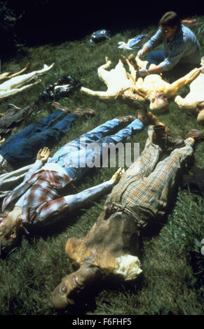 Datum der Freigabe: 19. Oktober 1990 Titel: Nacht der lebenden Toten STUDIO: Columbia Bilder Regie: Tom Savini PLOT: ein Remake des George Romeros 1968 schwarz-weiß-Klassiker, der auf einem Friedhof beginnt, wie die vor kurzem Toten wieder zum Leben - aus einer unbekannten Ursache - und das Leben als ihre Beute angreifen. Eine Frau flieht die erschreckenden Zombies Zuflucht mit anderen in einem Bauernhaus, jeden Kadaver kilometerweit hungert für ihr Fleisch zu nehmen. Werden sie es durch die Nacht... machen, die die Toten wieder zum Leben erweckt wurde?  Im Bild: Zombies.  (Bild Kredit: C Columbia Pictures/Entertainment Bilder/ZUM Stockfoto