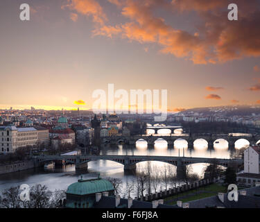 Prag in der Dämmerung, Blick auf Brücken auf Moldau Stockfoto