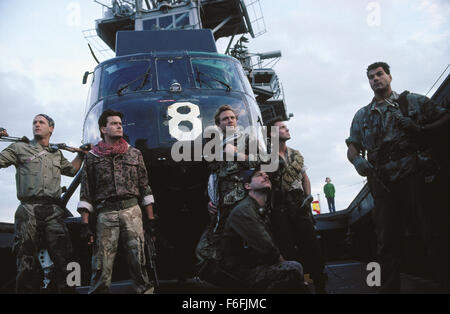 Datum der Freigabe: 20. Juli 1990 Film Titel: Navy Seals STUDIO: Orion Bilder STUDIO: Lewis Teague PLOT: Navy Seals Team wurde geschickt, um einige Amerikaner zu retten, die gefangen gehalten wurden. Und es ist bei der Rettung, dass Stinger-Raketen im Besitz des Feindes entdeckt wurden. Der Teamleiter entschieden zu lassen, statt sie zu zerstören. Aber auf diese Weise haben Terroristen in deren Besitz die perfekte terroristische Waffe. Also, sie müssen gefunden werden, so dass sie zerstört werden könnte, aber wird nicht einfach sein.   Im Bild: Cast.   (Bild Kredit: C Orion Pictures/Entertainment Pictures) Stockfoto