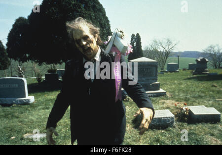 Datum der Freigabe: 19. Oktober 1990 Titel: Nacht der lebenden Toten STUDIO: Columbia Bilder Regie: Tom Savini PLOT: ein Remake des George Romeros 1968 schwarz-weiß-Klassiker, der auf einem Friedhof beginnt, wie die vor kurzem Toten wieder zum Leben - aus einer unbekannten Ursache - und das Leben als ihre Beute angreifen. Eine Frau flieht die erschreckenden Zombies Zuflucht mit anderen in einem Bauernhaus, jeden Kadaver kilometerweit hungert für ihr Fleisch zu nehmen. Werden sie es durch die Nacht... machen, die die Toten wieder zum Leben erweckt wurde?  Im Bild: GREG FUNK als Friedhof Zombie.  (Bild Kredit: C Columbia Bilder/eingeben Stockfoto