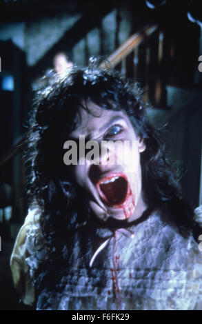 Datum der Freigabe: 19. Oktober 1990 Titel: Nacht der lebenden Toten STUDIO: Columbia Bilder Regie: Tom Savini PLOT: ein Remake des George Romeros 1968 schwarz-weiß-Klassiker, der auf einem Friedhof beginnt, wie die vor kurzem Toten wieder zum Leben - aus einer unbekannten Ursache - und das Leben als ihre Beute angreifen. Eine Frau flieht die erschreckenden Zombies Zuflucht mit anderen in einem Bauernhaus, jeden Kadaver kilometerweit hungert für ihr Fleisch zu nehmen. Werden sie es durch die Nacht... machen, die die Toten wieder zum Leben erweckt wurde?  Im Bild: JAY MCDOWELL als Zombie vor der Tür.  (Bild Kredit: C Columbia Pictures / Stockfoto