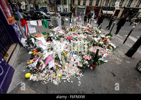 Paris, Frankreich. 16. November 2015.  Trauernden legen Blumen und Kerzen neben Bataclan Konzerthalle im Zentrum von Paris.  In einer Reihe von Gewalttaten töteten einige 129 Menschen in Schießereien und Selbstmordattentate. ISIL oder islamischer Staat übernahm die Verantwortung. Bildnachweis: Leo Roman/Alamy Live-Nachrichten Stockfoto