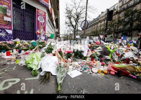 Paris, Frankreich. 16. November 2015.  Trauernden legen Blumen und Kerzen neben Bataclan Konzerthalle im Zentrum von Paris.  In einer Reihe von Gewalttaten töteten einige 129 Menschen in Schießereien und Selbstmordattentate. ISIL oder islamischer Staat übernahm die Verantwortung. Bildnachweis: Leo Roman/Alamy Live-Nachrichten Stockfoto