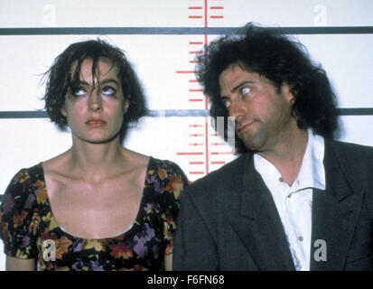 6. März 1992; Rom, Italien; Schauspielerin SEAN YOUNG als Phoebe und RICHARD LEWIS als Julian in Eugene Levy Regie Komödie, "Einmal auf ein Verbrechen." Stockfoto