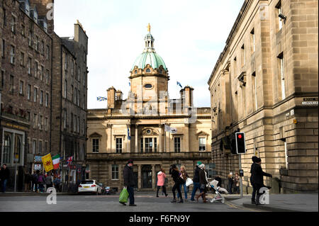 Blick über die Royal Mile in Edinburgh an der Lloyds Banking Group-Zentrale auf dem Hügel Stockfoto