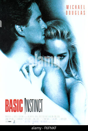 Datum der Freigabe: 20. März 1992. FILMTITEL: Basic Instinct. STUDIO: TriStar Pictures. PLOT: Ehemaliger Rockstar und San Francisco Nachtclubbesitzer Johnny Boz findet sich in seinem Bett ermordet. Detective Nick Curran erhält der Fall; Er hat eine Geschichte von Alkoholismus und Drogenmissbrauch, obwohl er jetzt sauber ist. Das Hauptverdächtige ist Catherine Tramell, eine attraktive und manipulative Schriftsteller, Boz für eine Weile gesehen hatte. Polizei Psychiater Beth Gardner (Wer zufällig Nicks Ex-Freundin) wird über den Fall eingebracht, wenn es entdeckt wird, dass Boz Mord direkt von einem der Catherine kopiert wurde Stockfoto