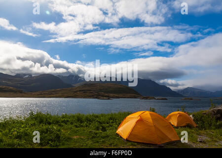 Tourist-Zelt am Seeufer in Bergen, Norwegen Sommer Stockfoto