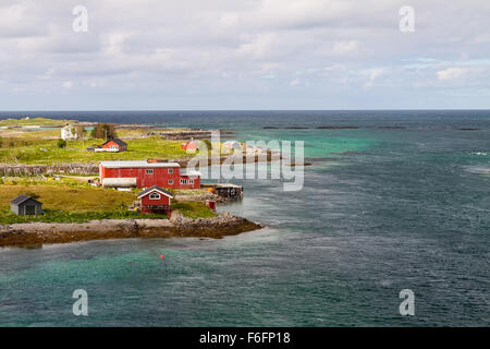 Typische rote Rorbu Fischerhütte in Stadt von Svolvaer auf Lofoten in Norwegen von Mitternachtssonne beleuchtet Stockfoto